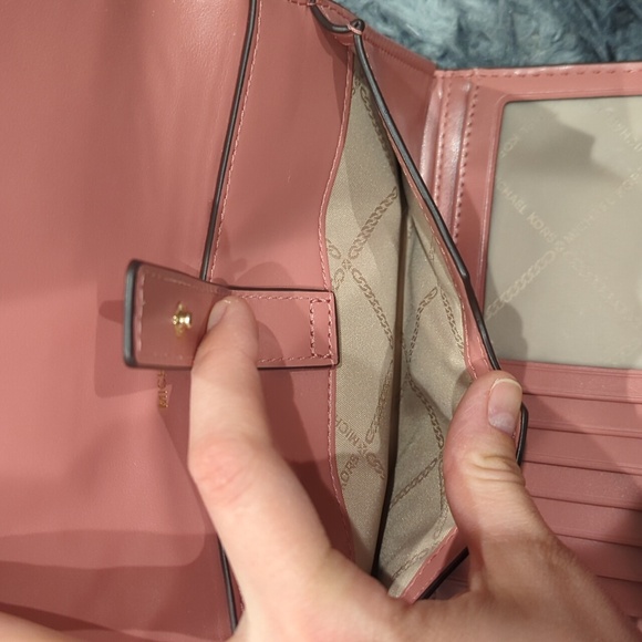 Michael Kors Wallet - Picture 5 of 9